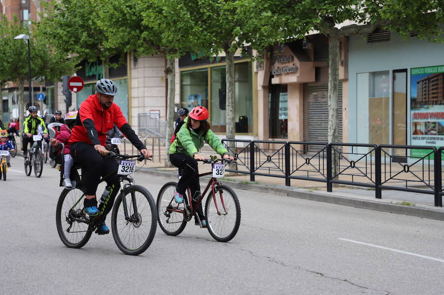 Miles de burgaleses, tanto niños como mayores, han vuelto a participar en el Día de la Bici, una iniciativa solidaria a favor de la Fundación Candeal - Proyecto Hombre