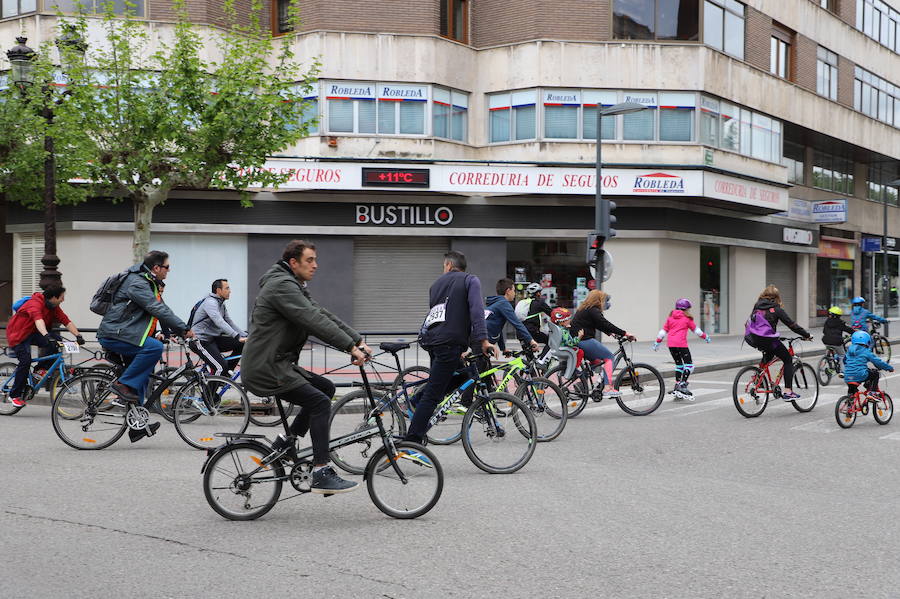 Miles de burgaleses, tanto niños como mayores, han vuelto a participar en el Día de la Bici, una iniciativa solidaria a favor de la Fundación Candeal - Proyecto Hombre