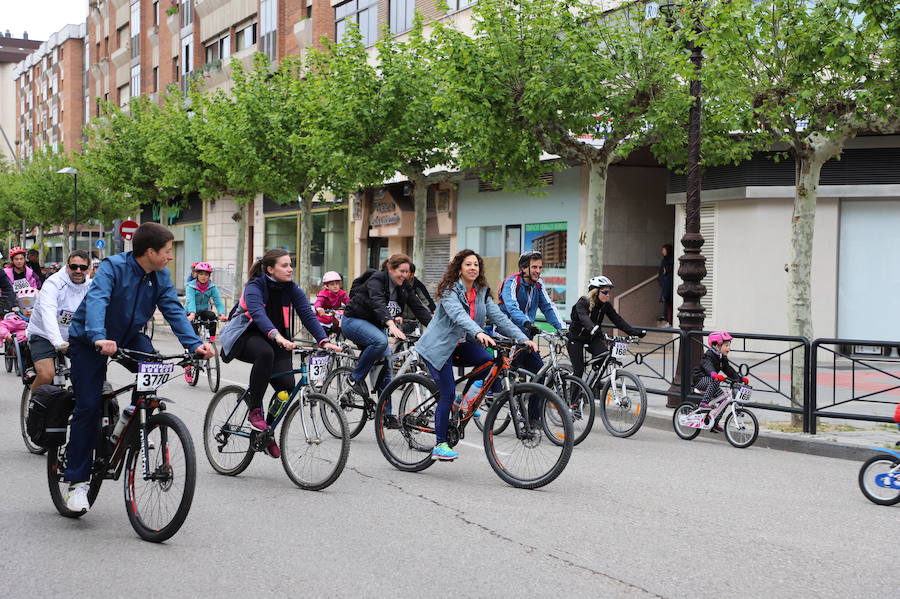 Miles de burgaleses, tanto niños como mayores, han vuelto a participar en el Día de la Bici, una iniciativa solidaria a favor de la Fundación Candeal - Proyecto Hombre