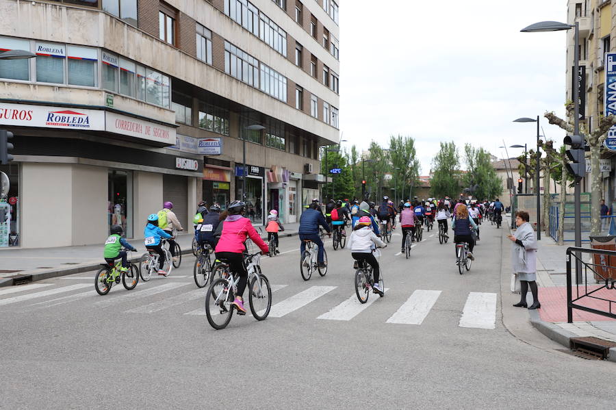 Miles de burgaleses, tanto niños como mayores, han vuelto a participar en el Día de la Bici, una iniciativa solidaria a favor de la Fundación Candeal - Proyecto Hombre