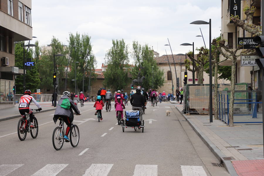 Miles de burgaleses, tanto niños como mayores, han vuelto a participar en el Día de la Bici, una iniciativa solidaria a favor de la Fundación Candeal - Proyecto Hombre