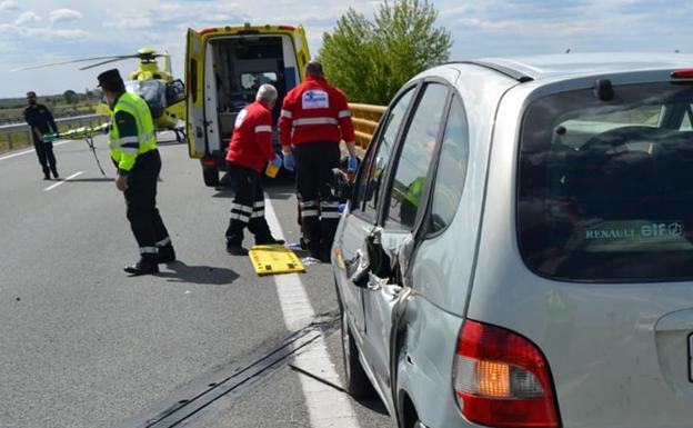 Un helicoptero y una ambulancia se han trasladado hasta el lugar de los hechos.