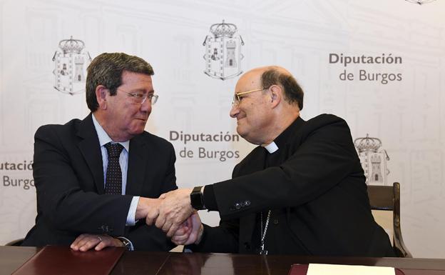 César Rico, presidente de la Diputación Provincial y Fidel Herráez, arzobispo de Burgos, firmaron el convenio. 