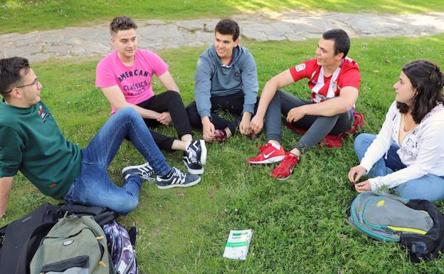 Óscar, Daniel, César, Javier y Fabiola charlan en la Universidad de Burgos sobre los próximos comicios del 26 de mayo. 