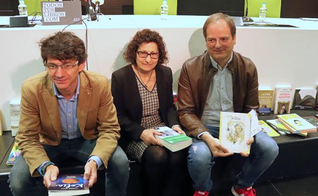 De izquierda a derecha: Álvaro Manso, presidente de la Asociación Provincial de Libreros; Carmen Monje, directora de la Biblioteca Pública de Burgos, y Víctor Adot, vicepresidente de la Asociación Provincial de Liberos. 