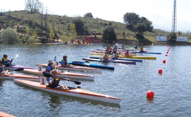 Unos niños disfrutan con las piraguas en un campamento de verano.