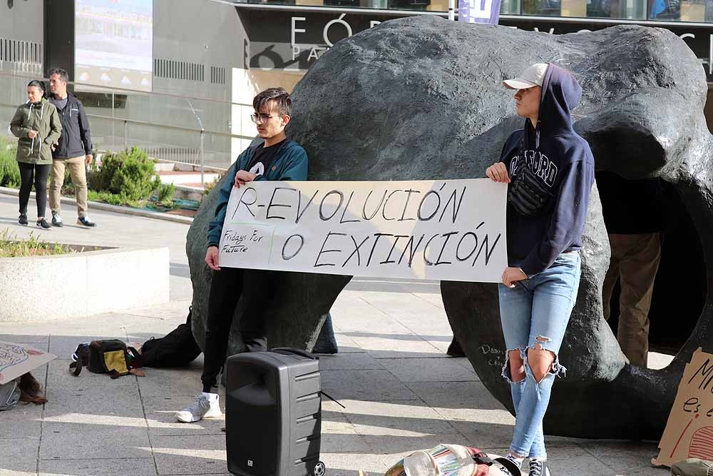 El paseo de Atapuerca ha sido el lugar donde se ha celebrado esta sentada, con motivo de la segunda huelga mundial estudiantil contra el cambio climático 