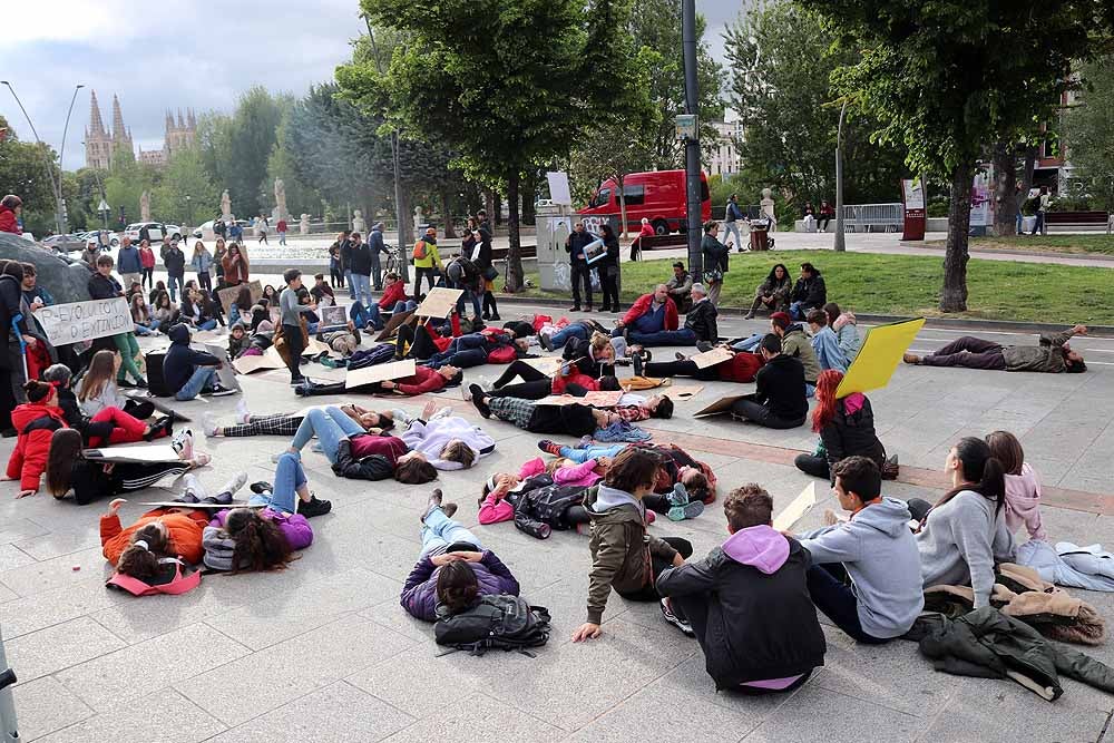 El paseo de Atapuerca ha sido el lugar donde se ha celebrado esta sentada, con motivo de la segunda huelga mundial estudiantil contra el cambio climático 