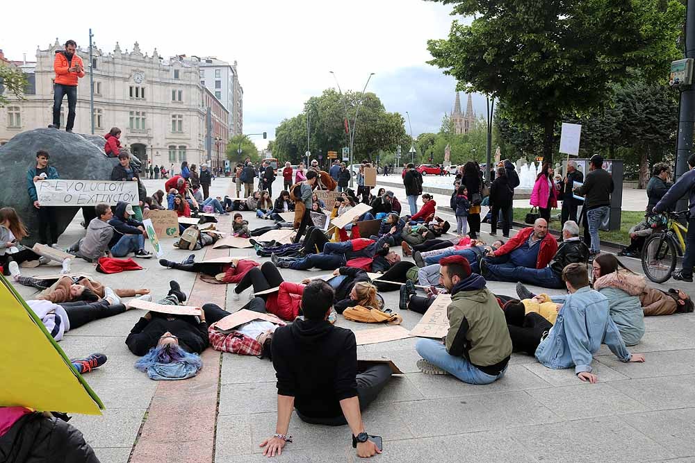 El paseo de Atapuerca ha sido el lugar donde se ha celebrado esta sentada, con motivo de la segunda huelga mundial estudiantil contra el cambio climático 