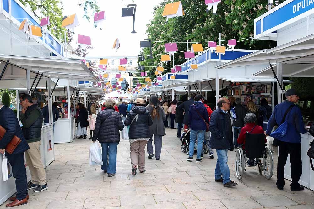 Las mejores imágenes de la segunda jornada de la Feria del Libro, celebrada en el Paseo del Espolón