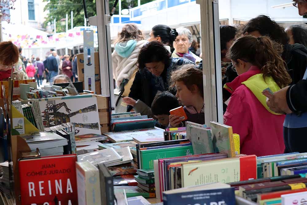 Las mejores imágenes de la segunda jornada de la Feria del Libro, celebrada en el Paseo del Espolón