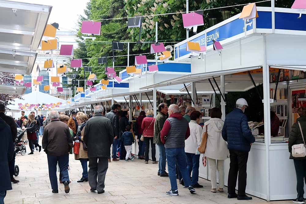 Las mejores imágenes de la segunda jornada de la Feria del Libro, celebrada en el Paseo del Espolón