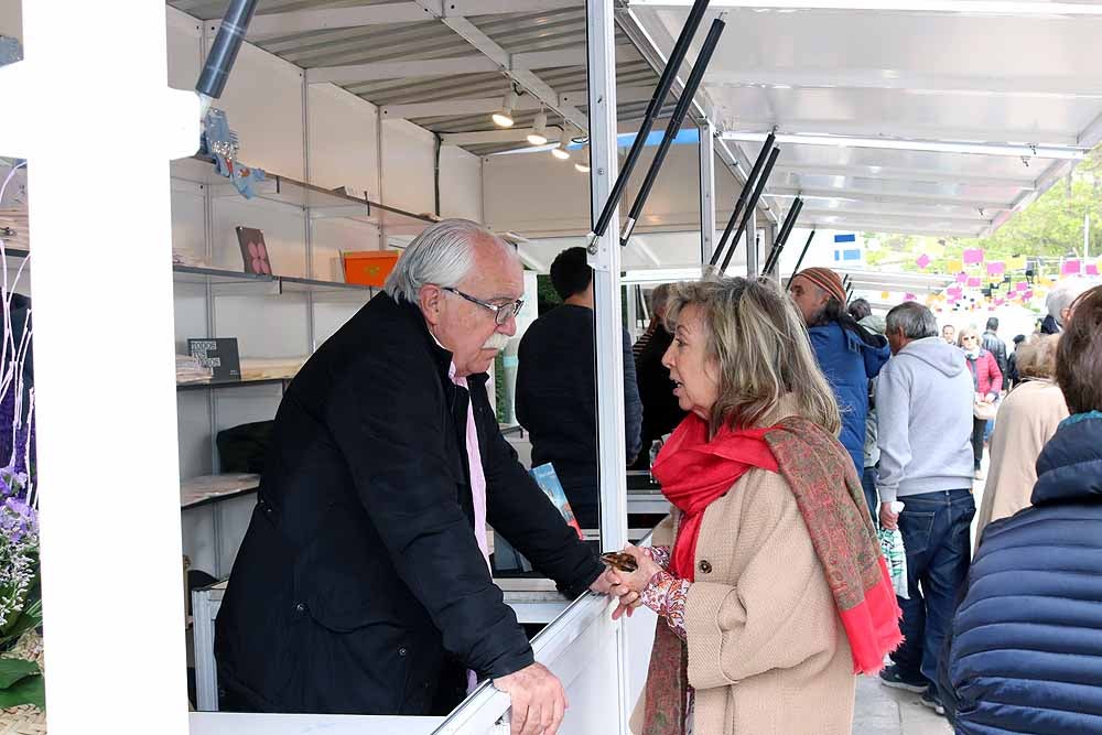 Las mejores imágenes de la segunda jornada de la Feria del Libro, celebrada en el Paseo del Espolón