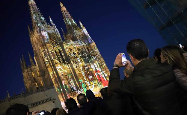 El videomapping sobre la fachada de la Catedral es una de las actividades más concurridas. 