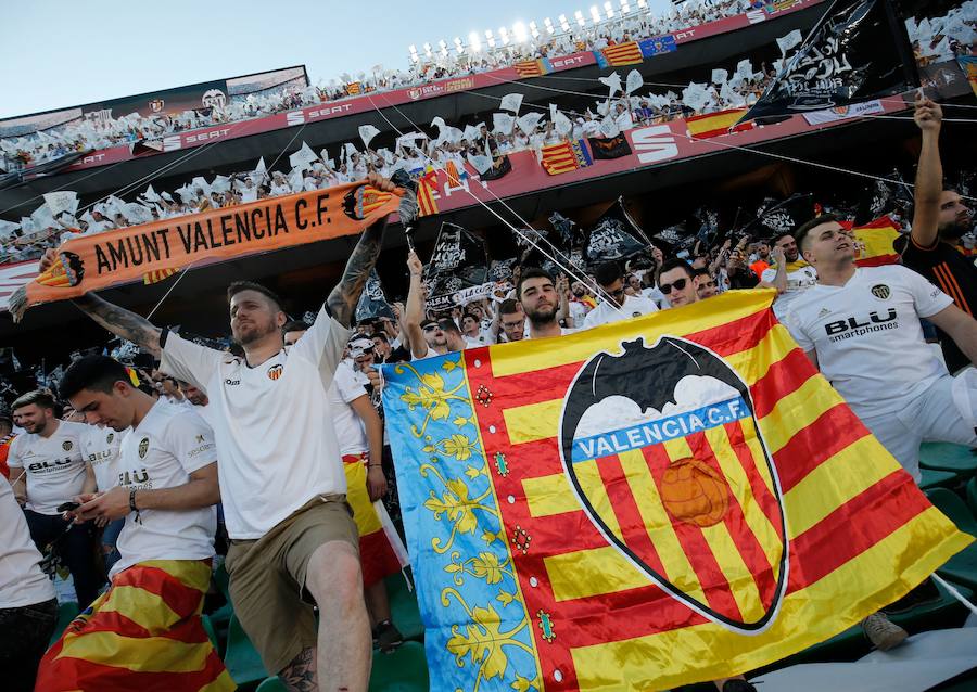 Las aficiones del Barcelona y del Valencia han puesto el colorido a la previa de la final de la Copa del Rey