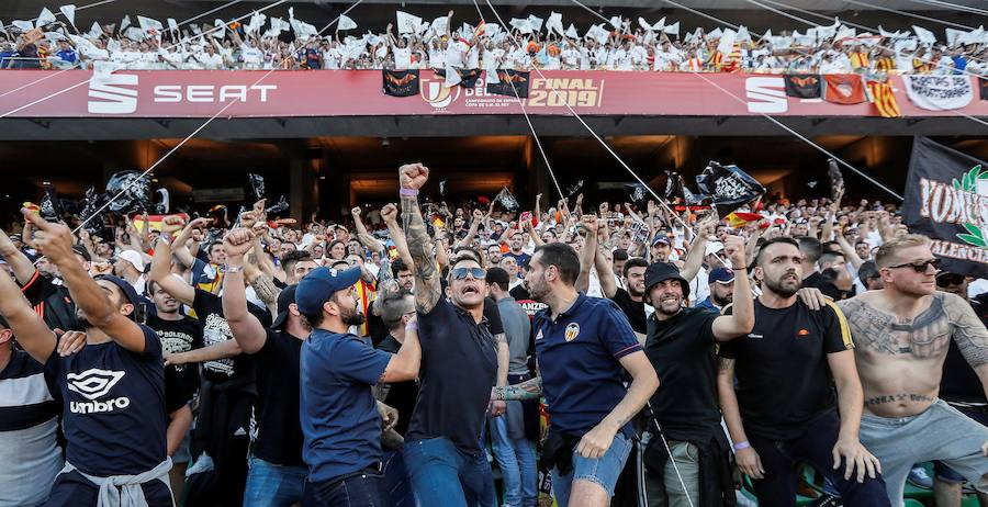 Las aficiones del Barcelona y del Valencia han puesto el colorido a la previa de la final de la Copa del Rey