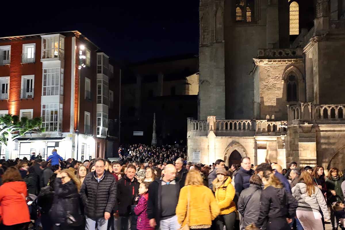 A pesar del frío viento, los burgaleses han salido a las calles para disfrutar de propuestas culturales hasta las 3 horas de la mañana durante una jornada llena de vida