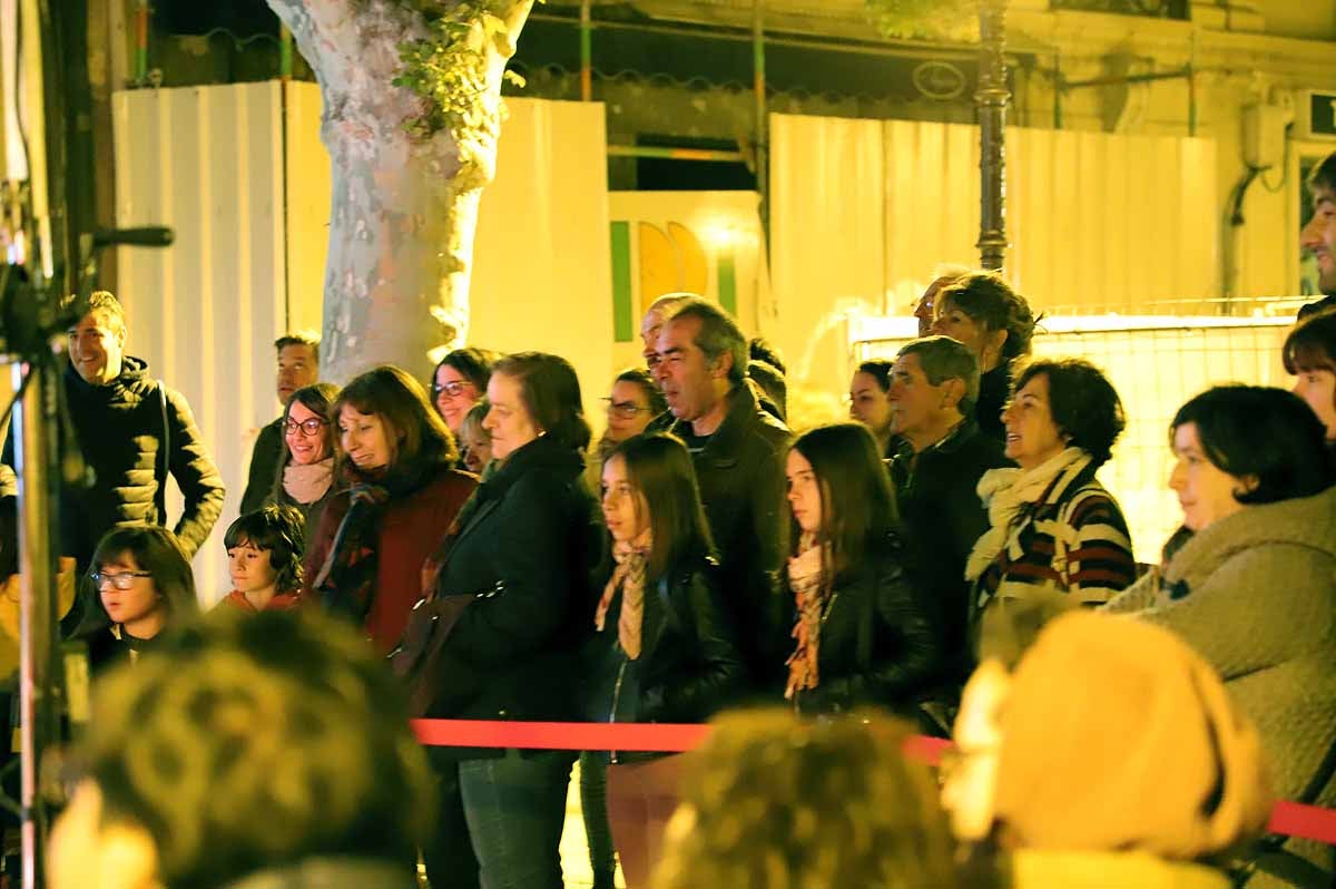 A pesar del frío viento, los burgaleses han salido a las calles para disfrutar de propuestas culturales hasta las 3 horas de la mañana durante una jornada llena de vida