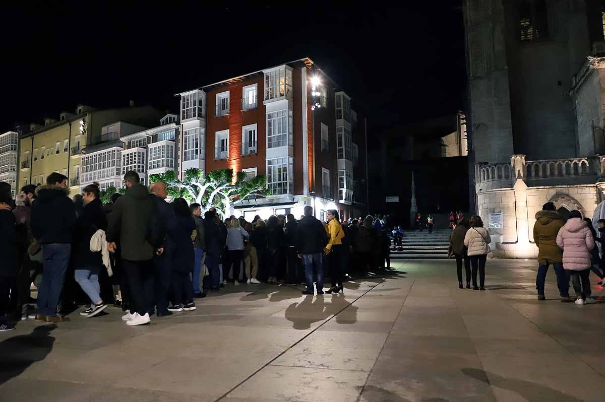 A pesar del frío viento, los burgaleses han salido a las calles para disfrutar de propuestas culturales hasta las 3 horas de la mañana durante una jornada llena de vida