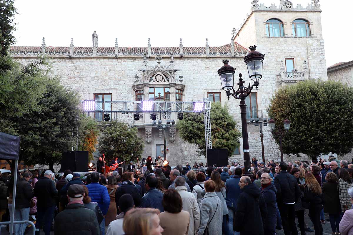 A pesar del frío viento, los burgaleses han salido a las calles para disfrutar de propuestas culturales hasta las 3 horas de la mañana durante una jornada llena de vida