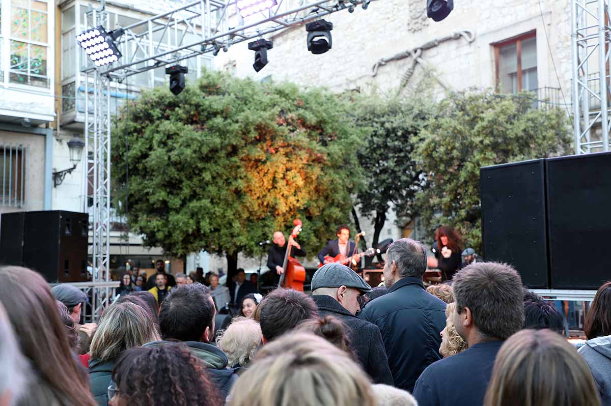 A pesar del frío viento, los burgaleses han salido a las calles para disfrutar de propuestas culturales hasta las 3 horas de la mañana durante una jornada llena de vida