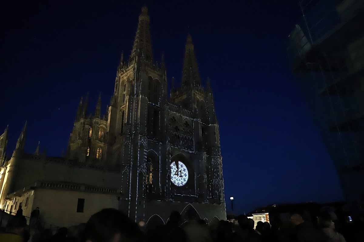 A pesar del frío viento, los burgaleses han salido a las calles para disfrutar de propuestas culturales hasta las 3 horas de la mañana durante una jornada llena de vida