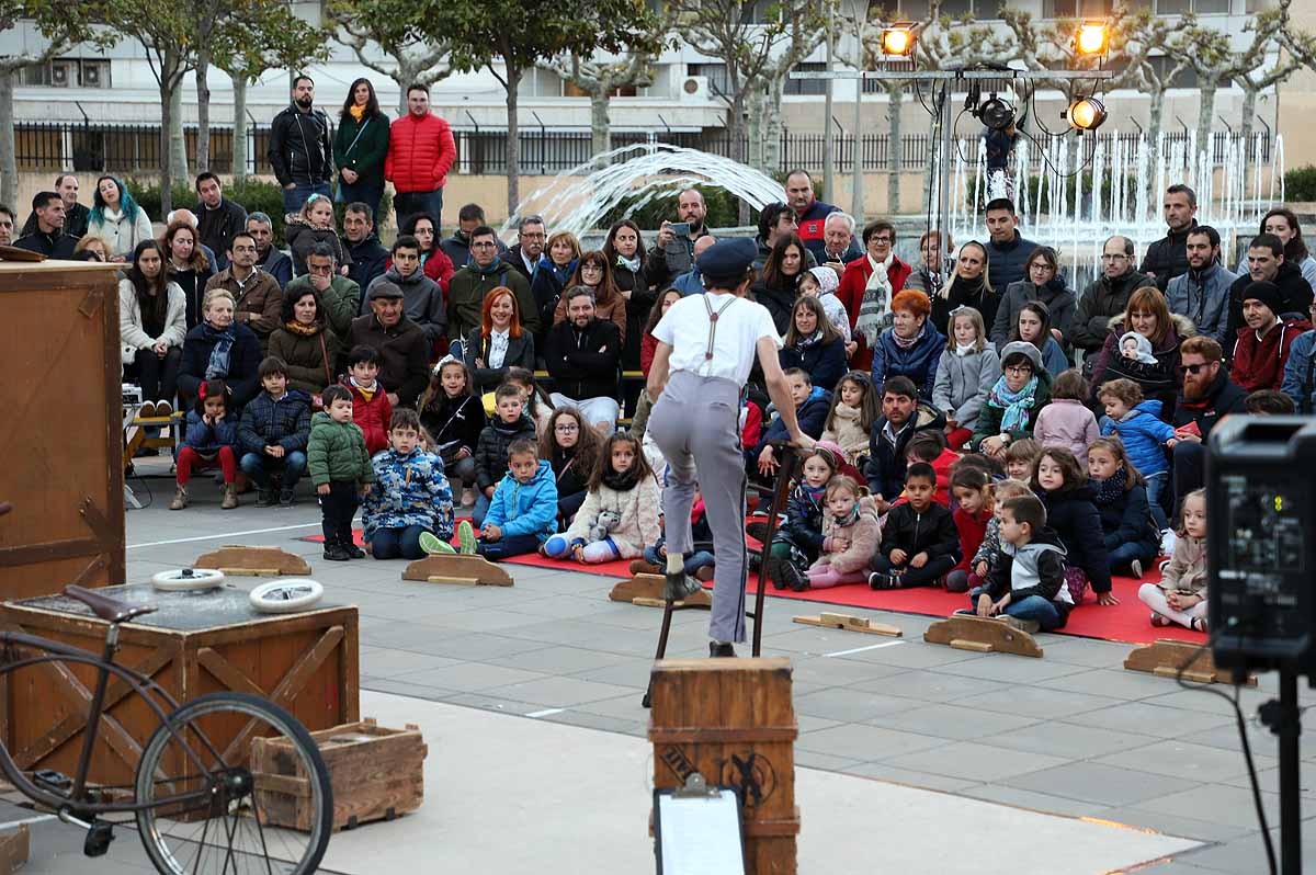 A pesar del frío viento, los burgaleses han salido a las calles para disfrutar de propuestas culturales hasta las 3 horas de la mañana durante una jornada llena de vida