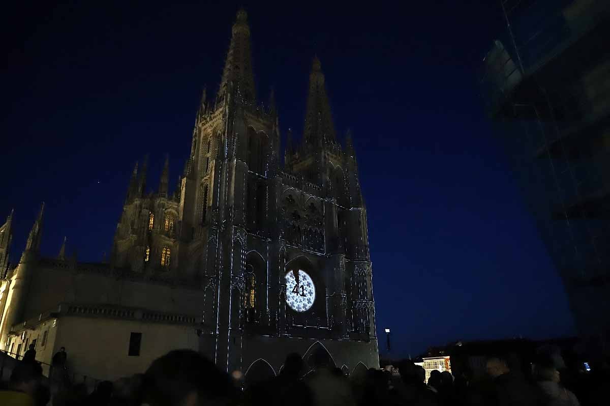 A pesar del frío viento, los burgaleses han salido a las calles para disfrutar de propuestas culturales hasta las 3 horas de la mañana durante una jornada llena de vida