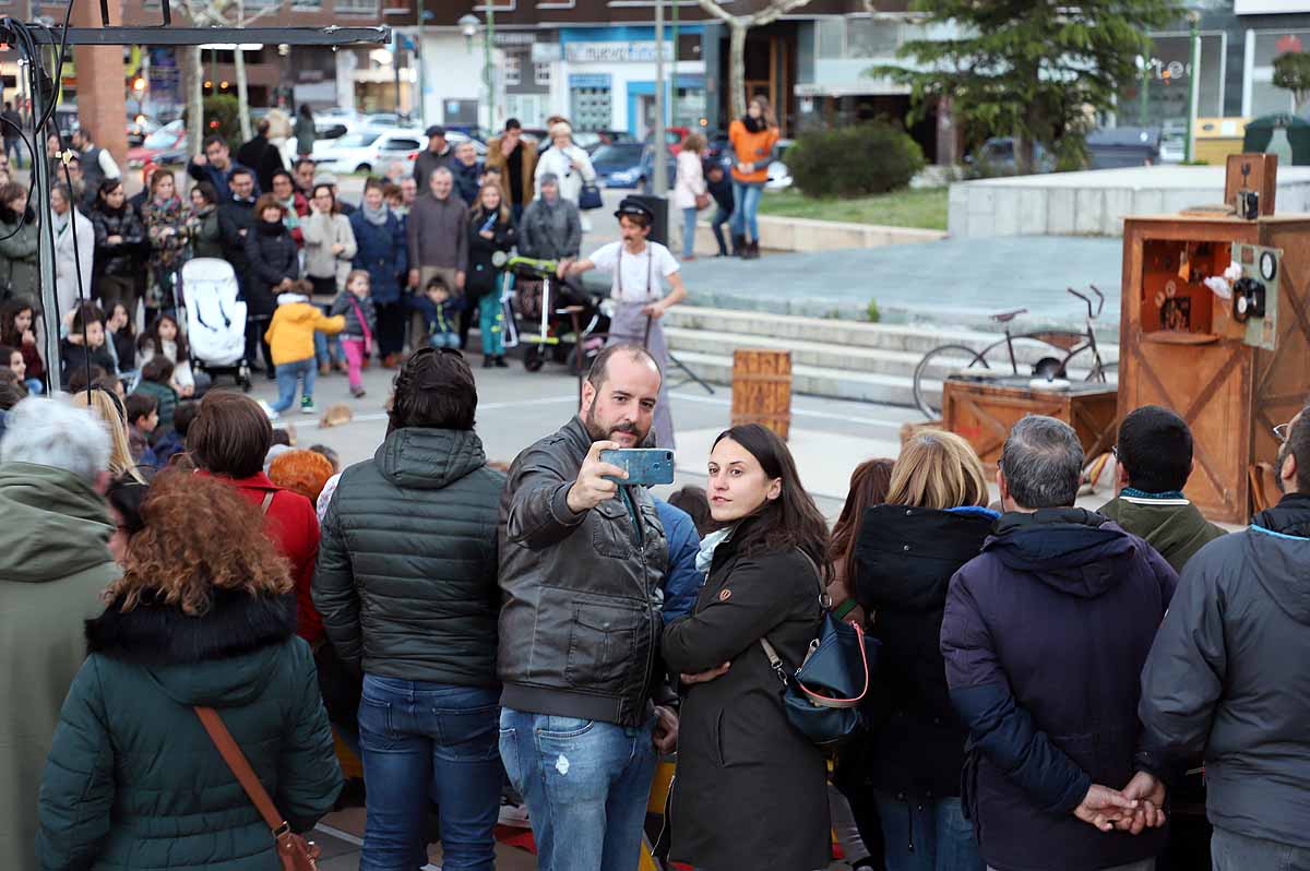 A pesar del frío viento, los burgaleses han salido a las calles para disfrutar de propuestas culturales hasta las 3 horas de la mañana durante una jornada llena de vida