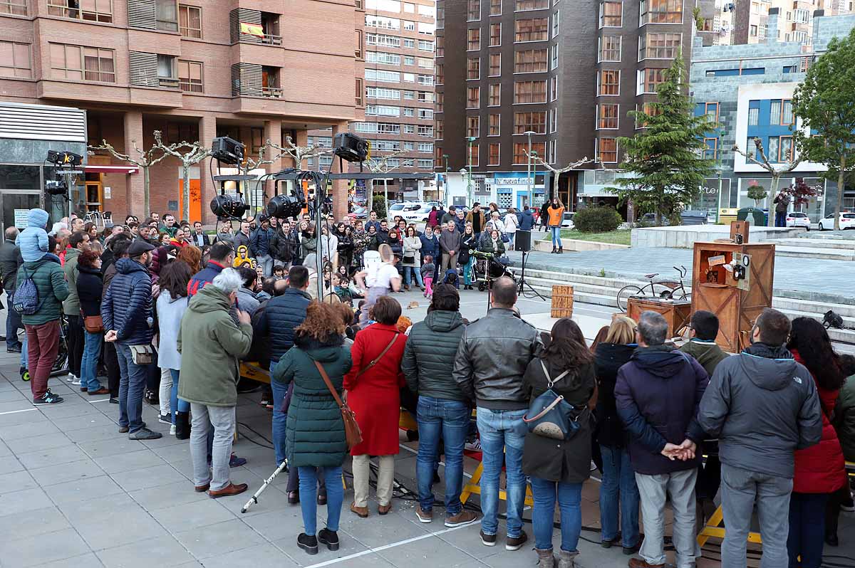 A pesar del frío viento, los burgaleses han salido a las calles para disfrutar de propuestas culturales hasta las 3 horas de la mañana durante una jornada llena de vida