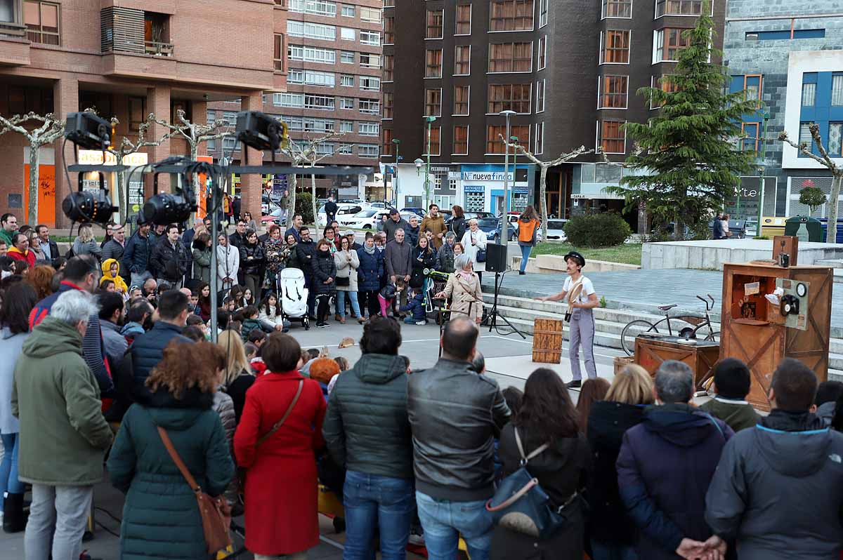 A pesar del frío viento, los burgaleses han salido a las calles para disfrutar de propuestas culturales hasta las 3 horas de la mañana durante una jornada llena de vida