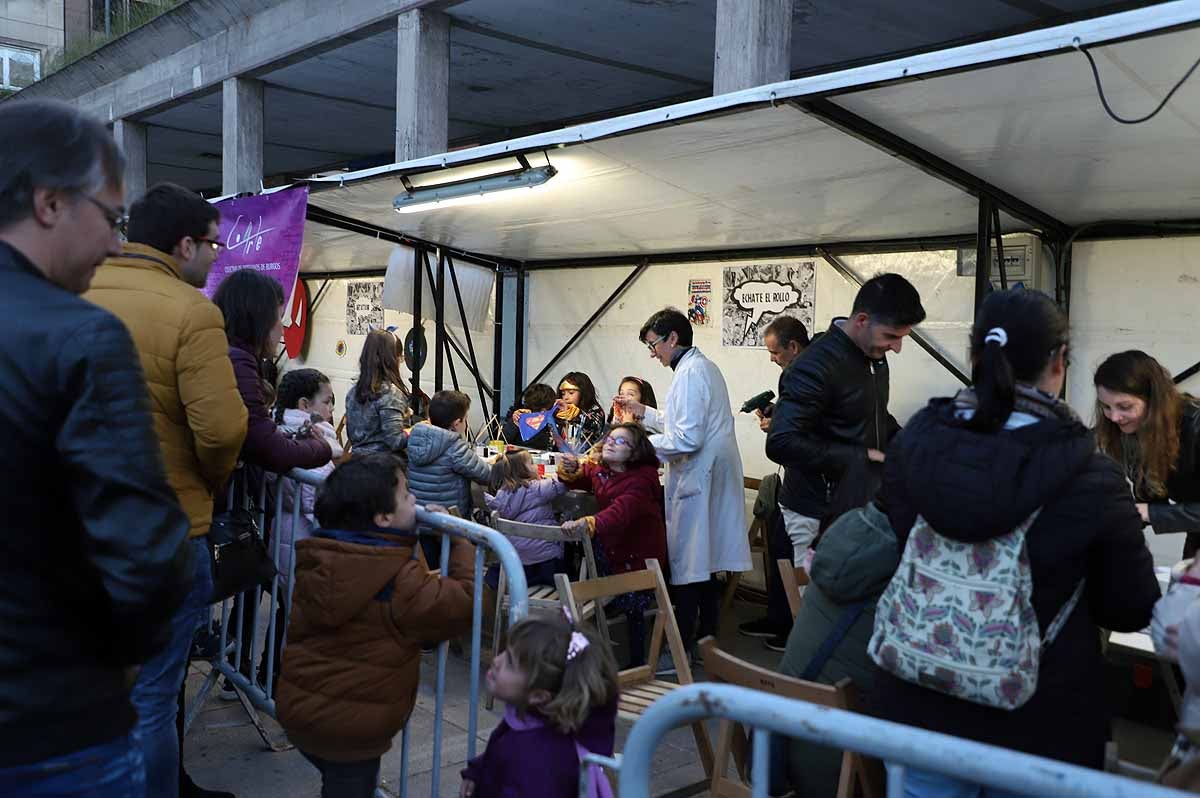 A pesar del frío viento, los burgaleses han salido a las calles para disfrutar de propuestas culturales hasta las 3 horas de la mañana durante una jornada llena de vida