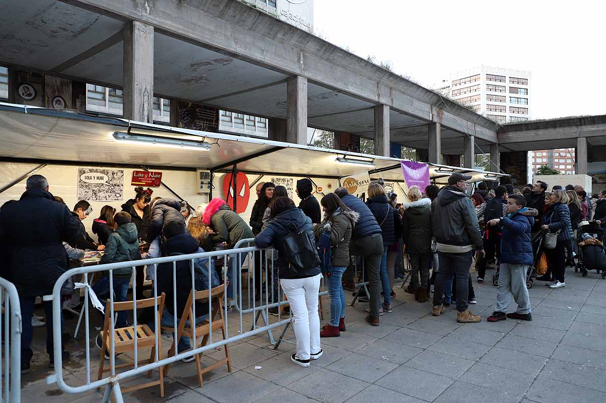 A pesar del frío viento, los burgaleses han salido a las calles para disfrutar de propuestas culturales hasta las 3 horas de la mañana durante una jornada llena de vida