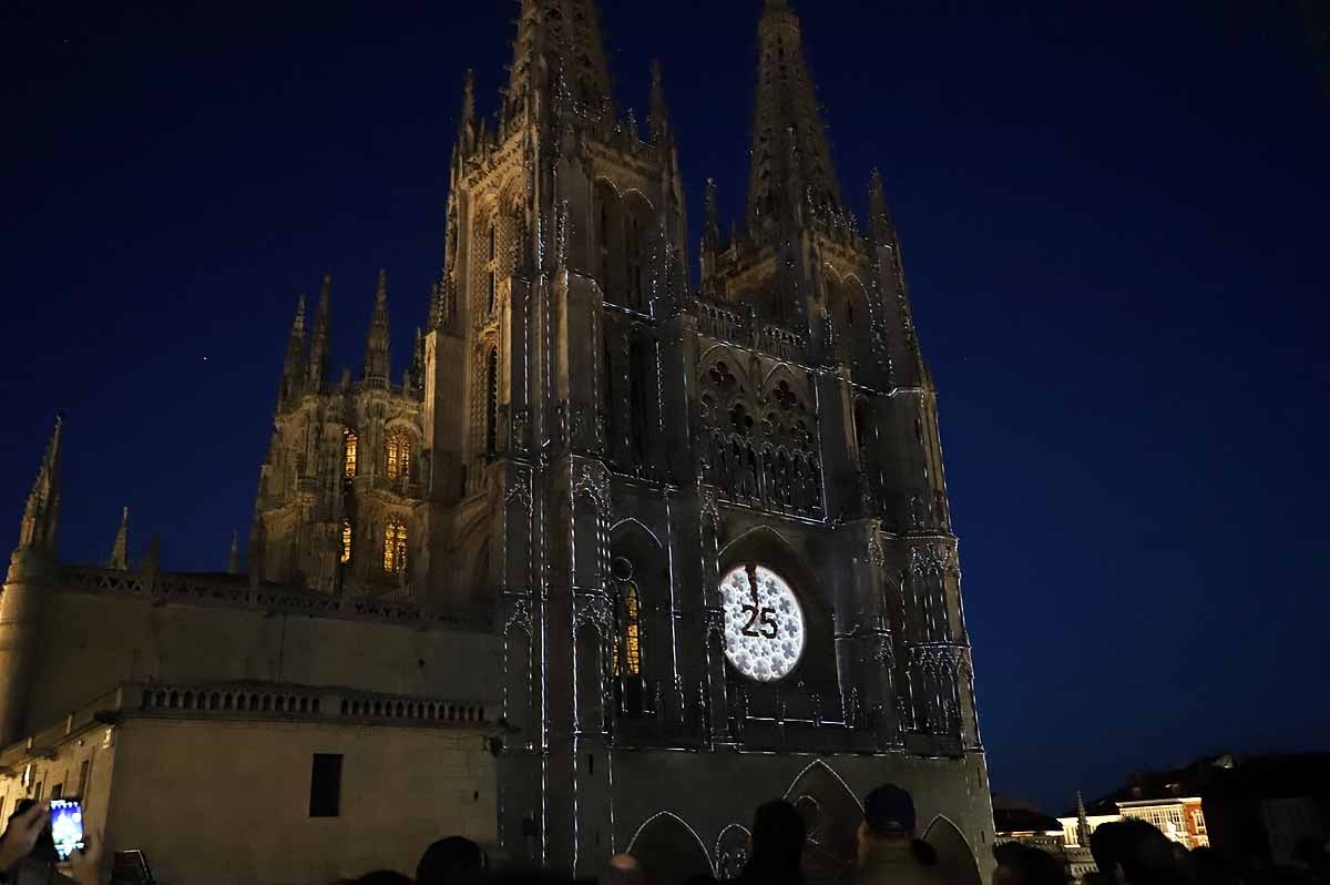 A pesar del frío viento, los burgaleses han salido a las calles para disfrutar de propuestas culturales hasta las 3 horas de la mañana durante una jornada llena de vida