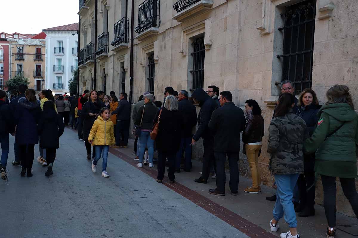 A pesar del frío viento, los burgaleses han salido a las calles para disfrutar de propuestas culturales hasta las 3 horas de la mañana durante una jornada llena de vida