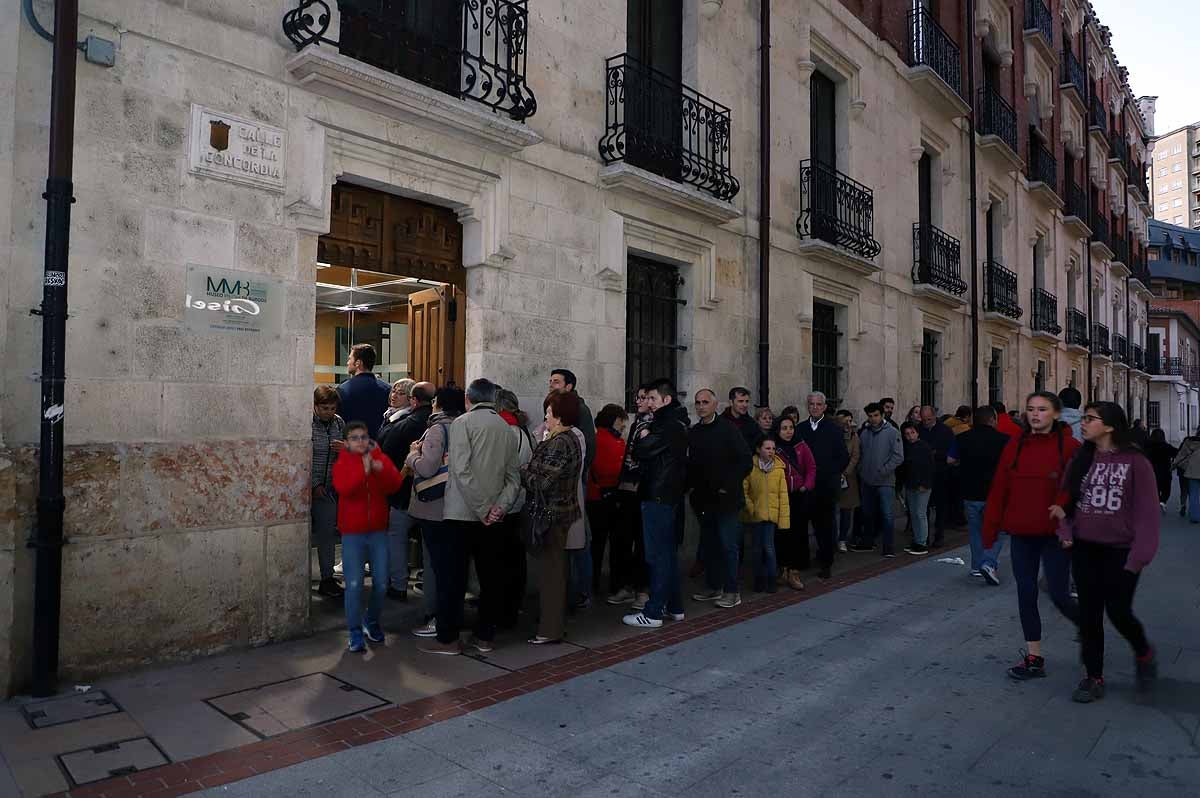 A pesar del frío viento, los burgaleses han salido a las calles para disfrutar de propuestas culturales hasta las 3 horas de la mañana durante una jornada llena de vida