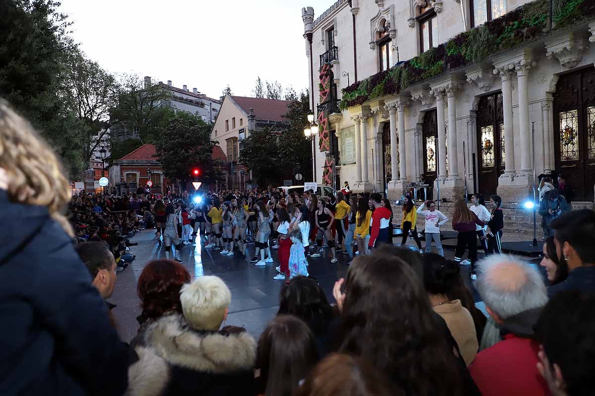 A pesar del frío viento, los burgaleses han salido a las calles para disfrutar de propuestas culturales hasta las 3 horas de la mañana durante una jornada llena de vida