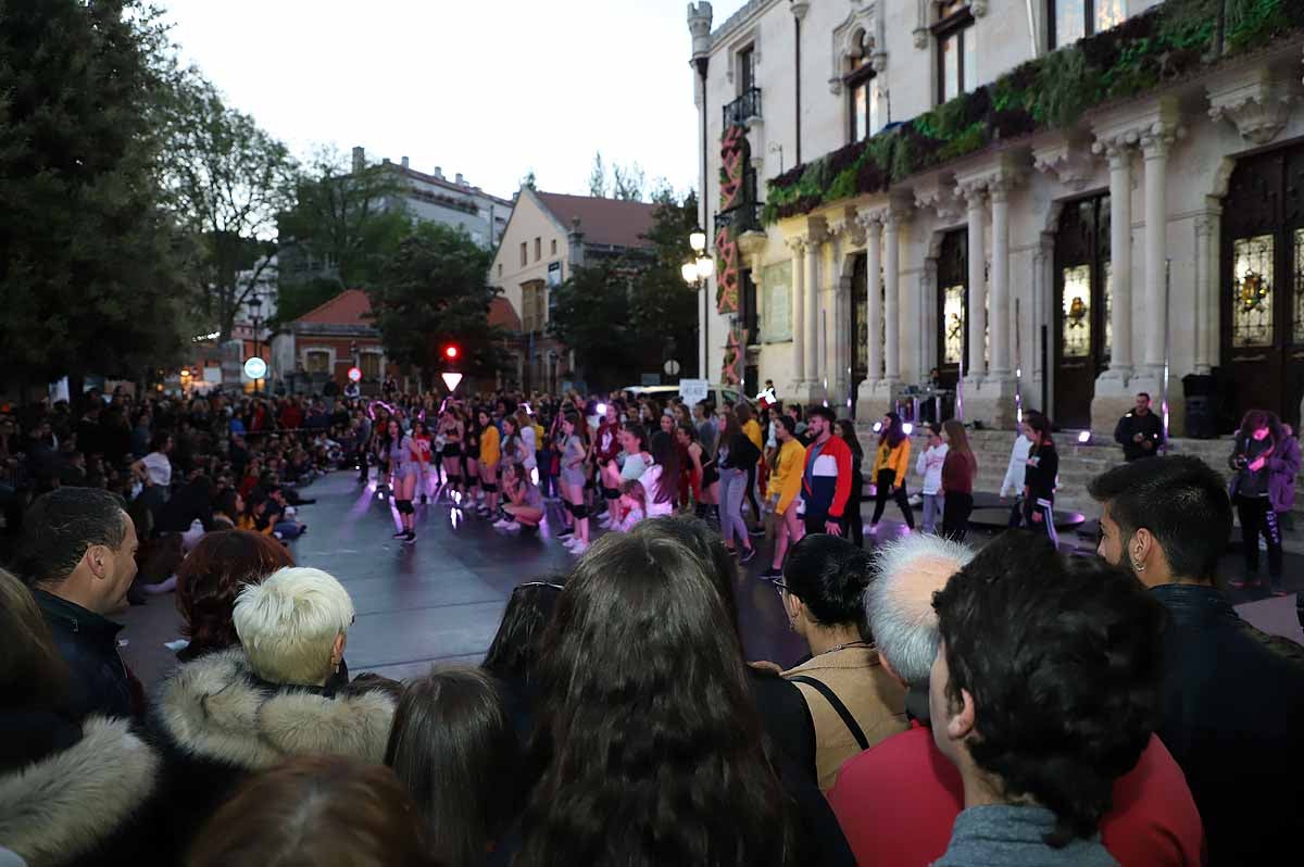 A pesar del frío viento, los burgaleses han salido a las calles para disfrutar de propuestas culturales hasta las 3 horas de la mañana durante una jornada llena de vida