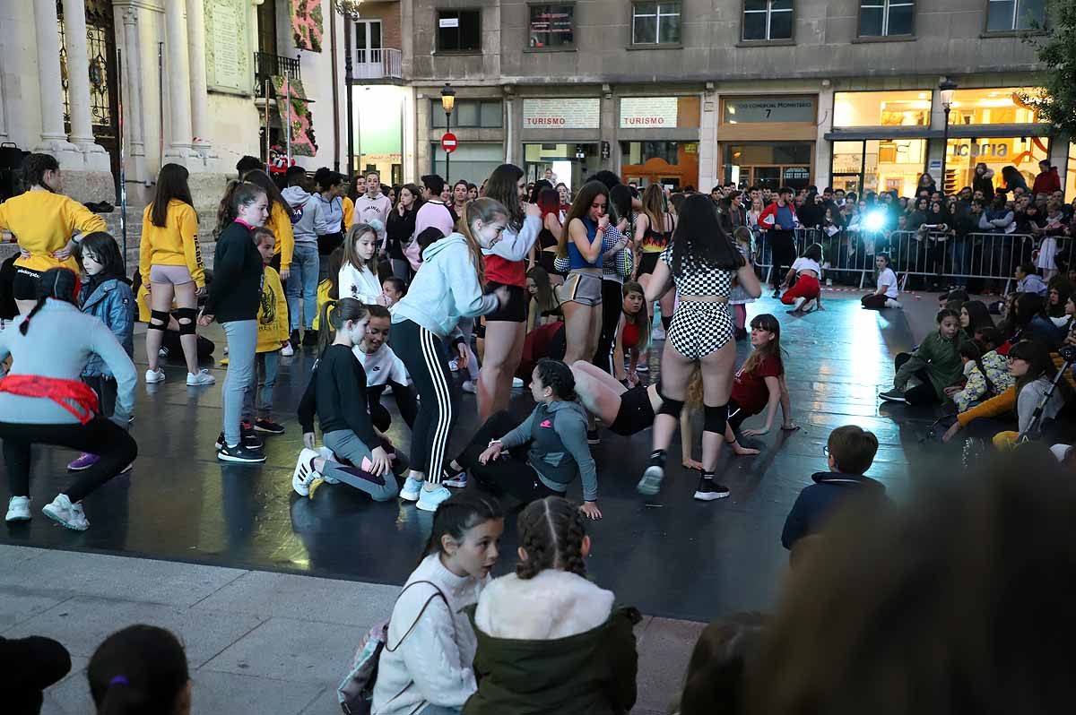 A pesar del frío viento, los burgaleses han salido a las calles para disfrutar de propuestas culturales hasta las 3 horas de la mañana durante una jornada llena de vida