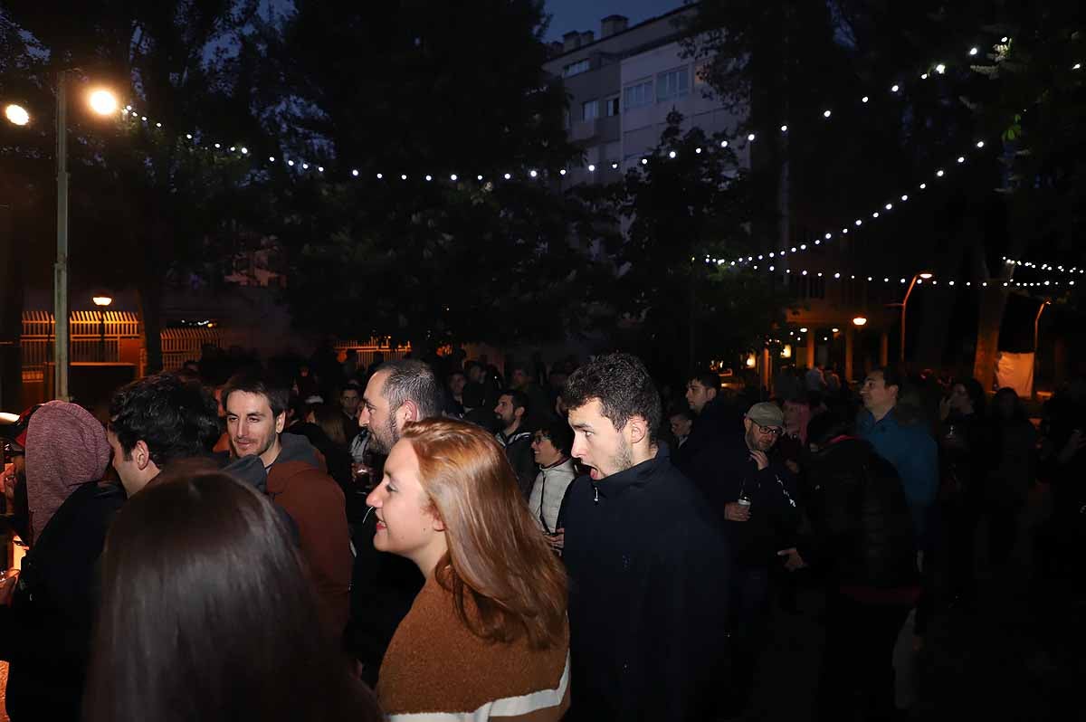 A pesar del frío viento, los burgaleses han salido a las calles para disfrutar de propuestas culturales hasta las 3 horas de la mañana durante una jornada llena de vida