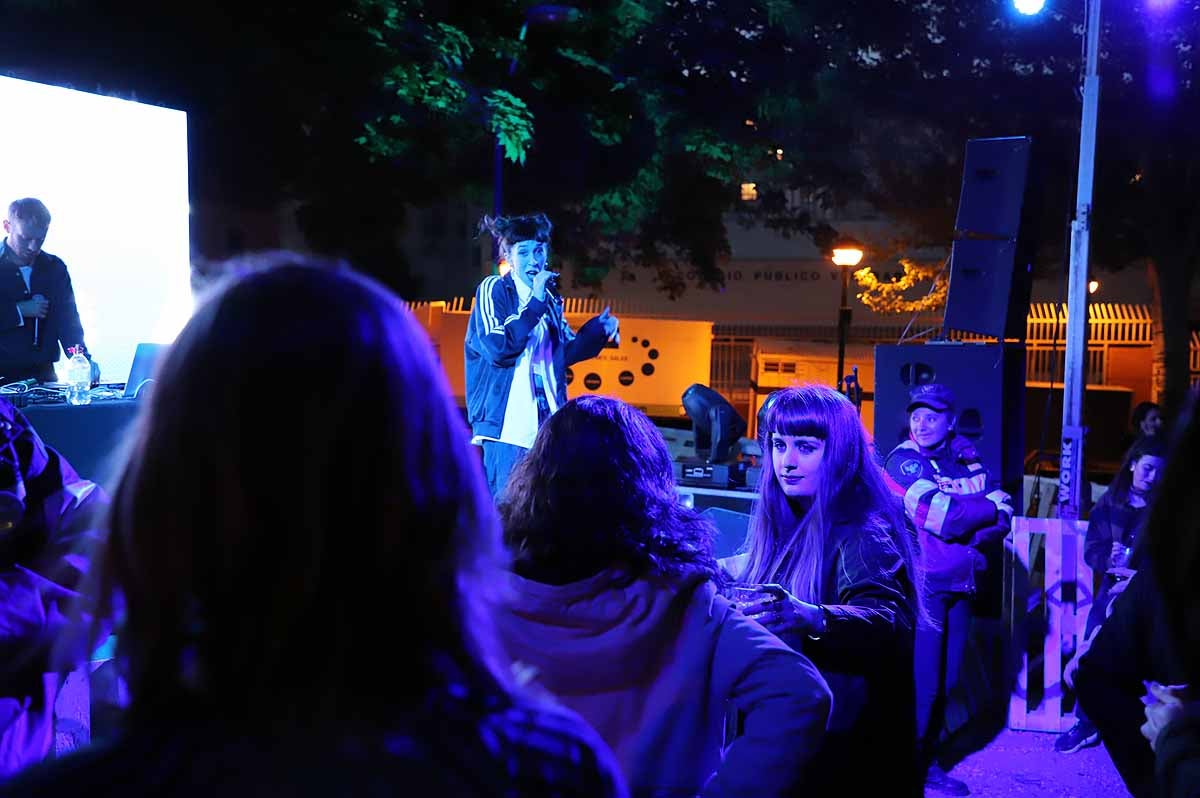 A pesar del frío viento, los burgaleses han salido a las calles para disfrutar de propuestas culturales hasta las 3 horas de la mañana durante una jornada llena de vida