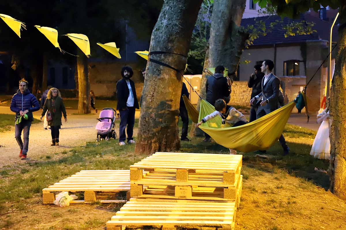 A pesar del frío viento, los burgaleses han salido a las calles para disfrutar de propuestas culturales hasta las 3 horas de la mañana durante una jornada llena de vida