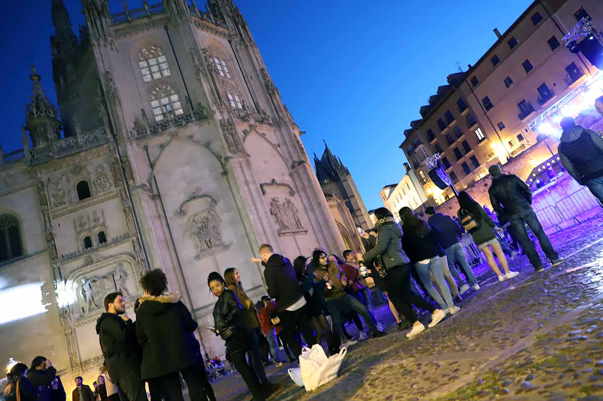 A pesar del frío viento, los burgaleses han salido a las calles para disfrutar de propuestas culturales hasta las 3 horas de la mañana durante una jornada llena de vida