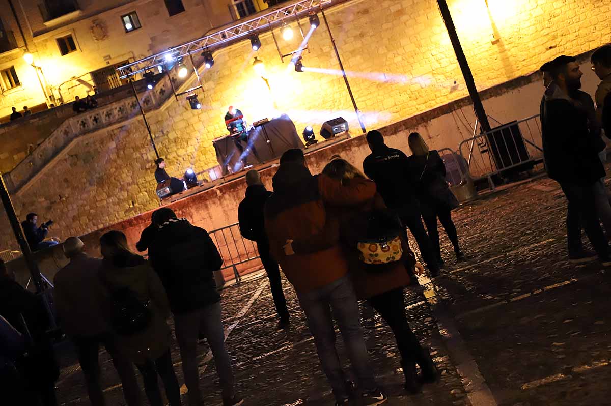 A pesar del frío viento, los burgaleses han salido a las calles para disfrutar de propuestas culturales hasta las 3 horas de la mañana durante una jornada llena de vida