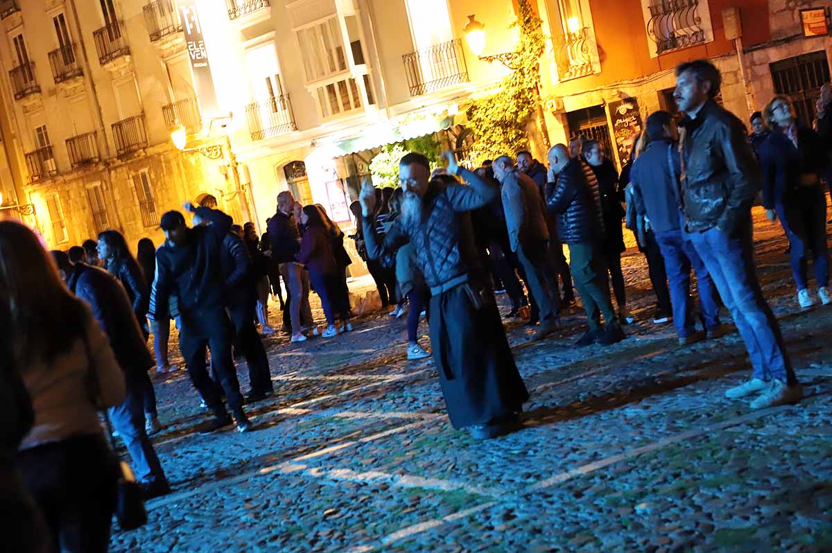 A pesar del frío viento, los burgaleses han salido a las calles para disfrutar de propuestas culturales hasta las 3 horas de la mañana durante una jornada llena de vida