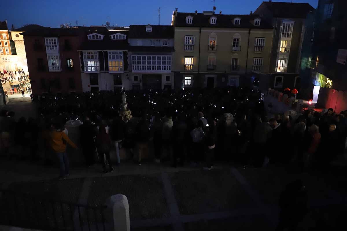 A pesar del frío viento, los burgaleses han salido a las calles para disfrutar de propuestas culturales hasta las 3 horas de la mañana durante una jornada llena de vida