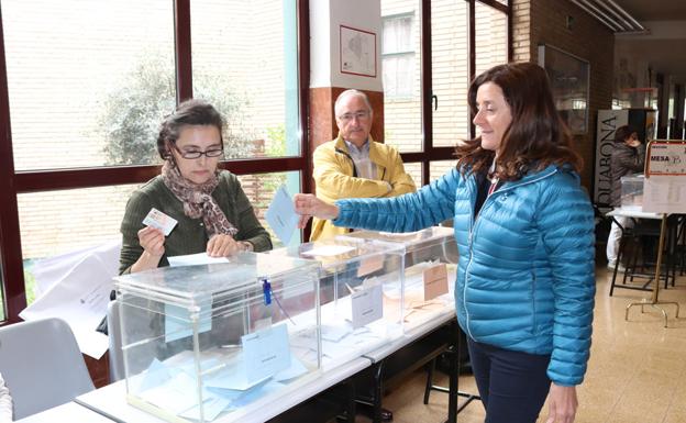 La candidata de CSD-UPyD votando. 