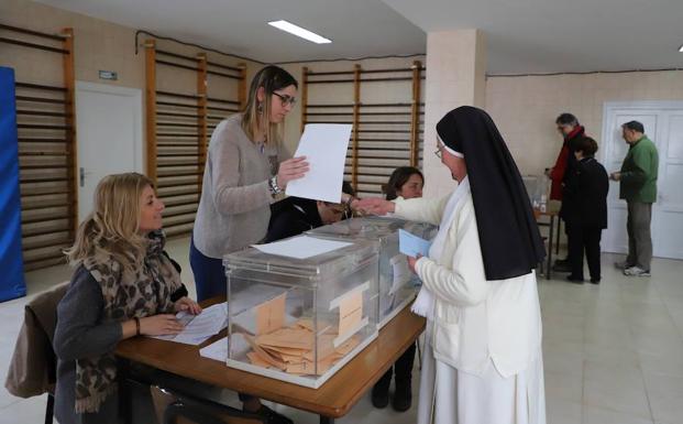 Una monja, votando esta mañana en el colegio Jesús María de Burgos