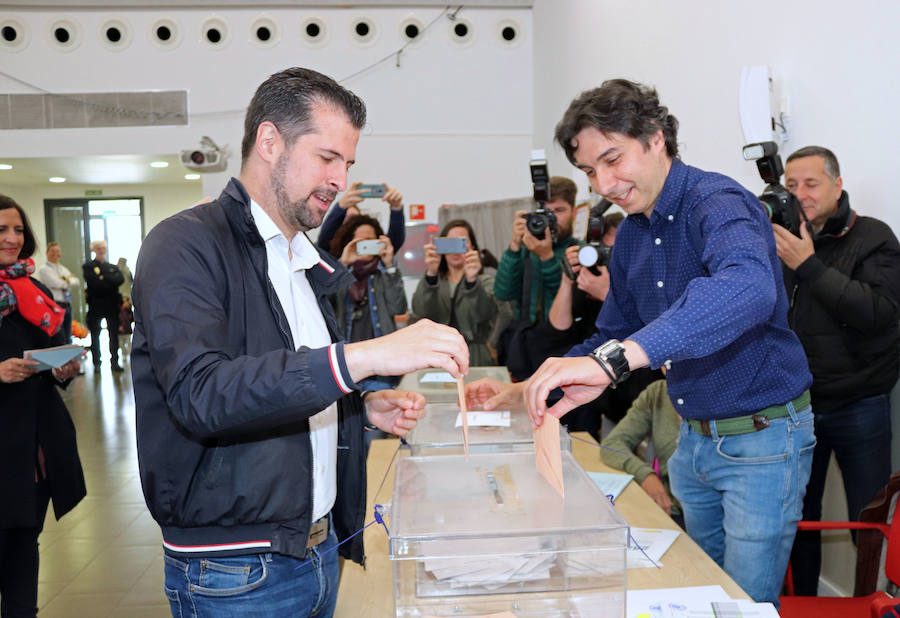 Luis Tudanca, candidato del PSOE a presidir la Junta de Castilla y León, vota en Burgos. 