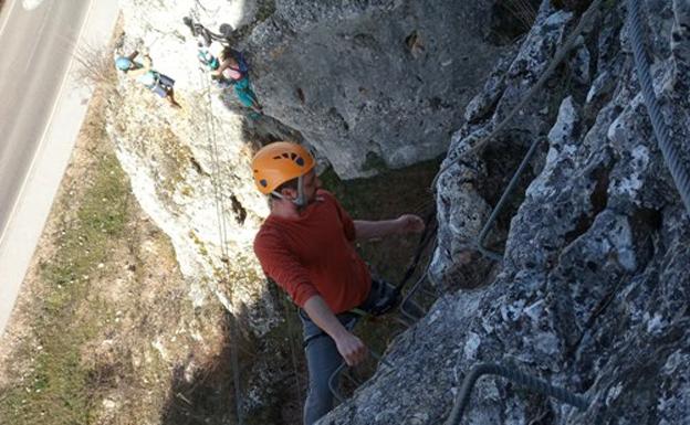 Varios jóvenes avanzan por la vía ferrata. 